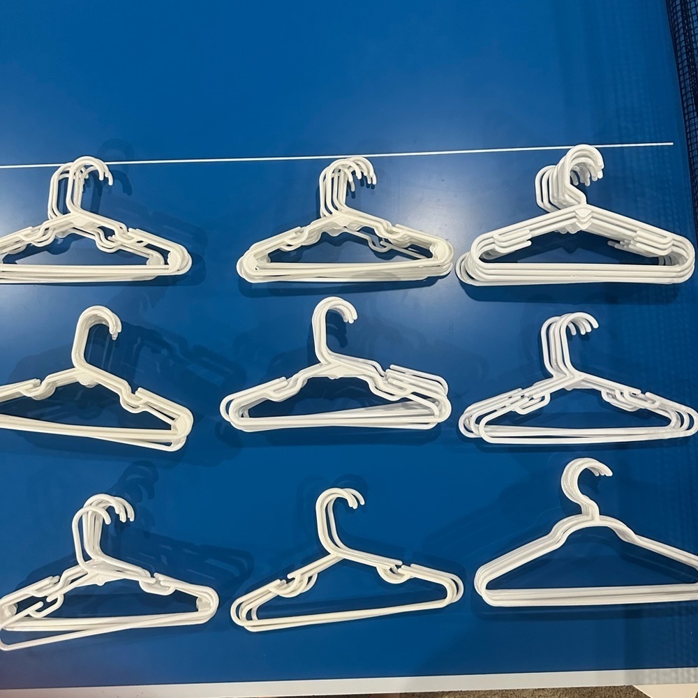 Lot of 65 children’s size plastic hangers. Variety - Picture 5 of 7